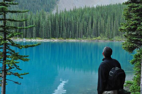 Fascinado pelas cores do Lake Moraine, na região de Lake Louise, em Alberta, no Canadá
